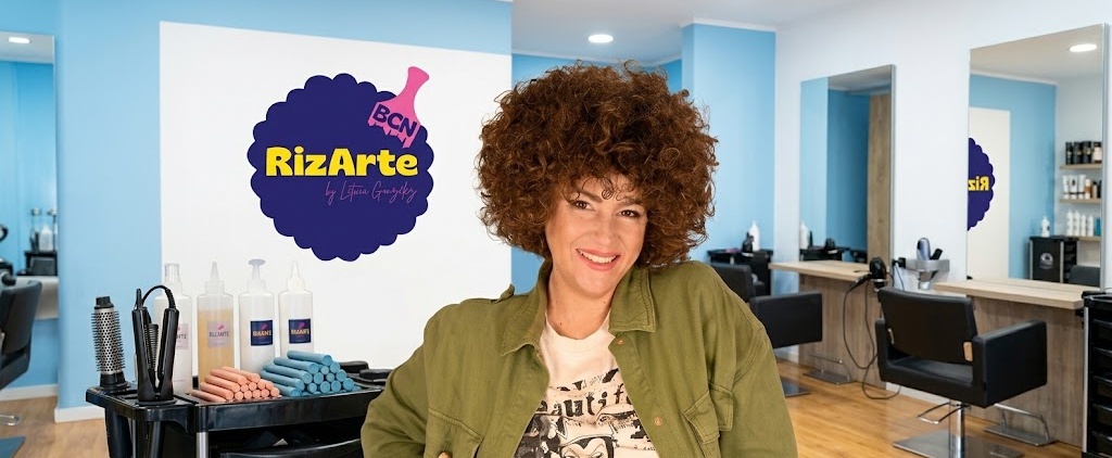 Leticia González, estilista de RizArte BCN, en su salón de permanentes y rizos en Barcelona